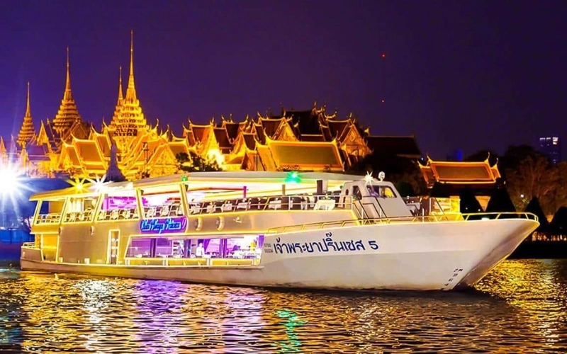 Chao Phraya Princess brilhou no rio à noite