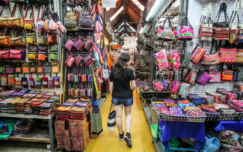 Com um bom planejamento, você pode comprar uma variedade de lembranças sem gastar muito