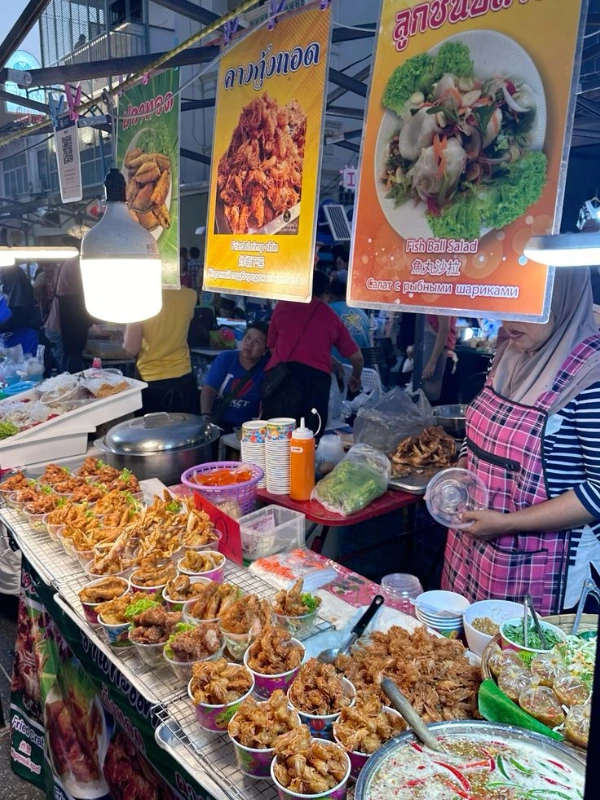 Comida de rua em Phuket traz sabores marcantes do sul