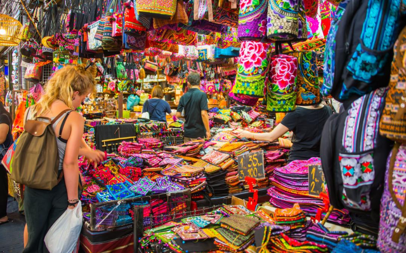 Compre camisetas e artesanatos locais em Phuket