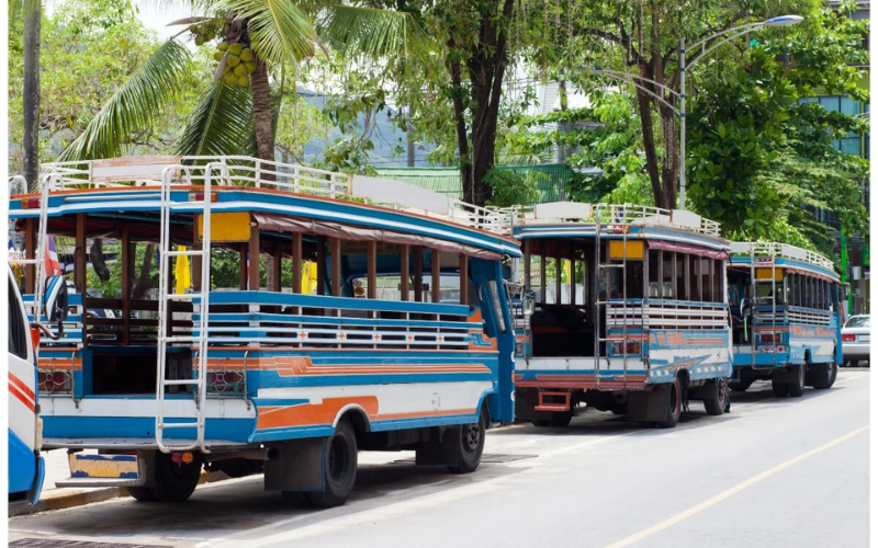 Conheça a Cidade Antiga de ônibus público