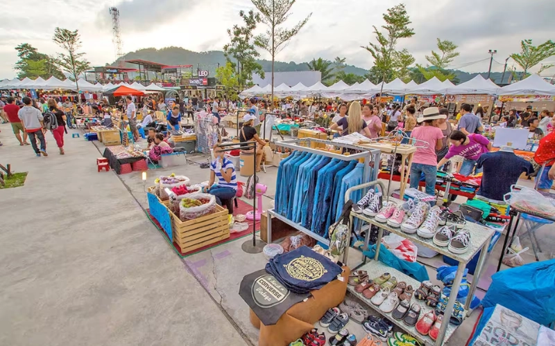 Descubra a energia vibrante do Chillva Market, com barracas estilosas e ofertas antes da alta temporada