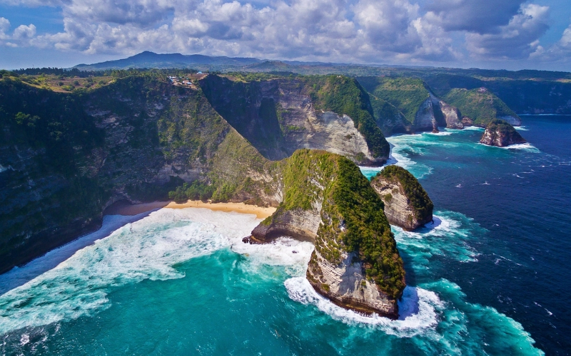 Do ponto de vista fotográfico, a Kelingking Beach, em Nusa Penida, é melhor capturada durante a “golden hour”