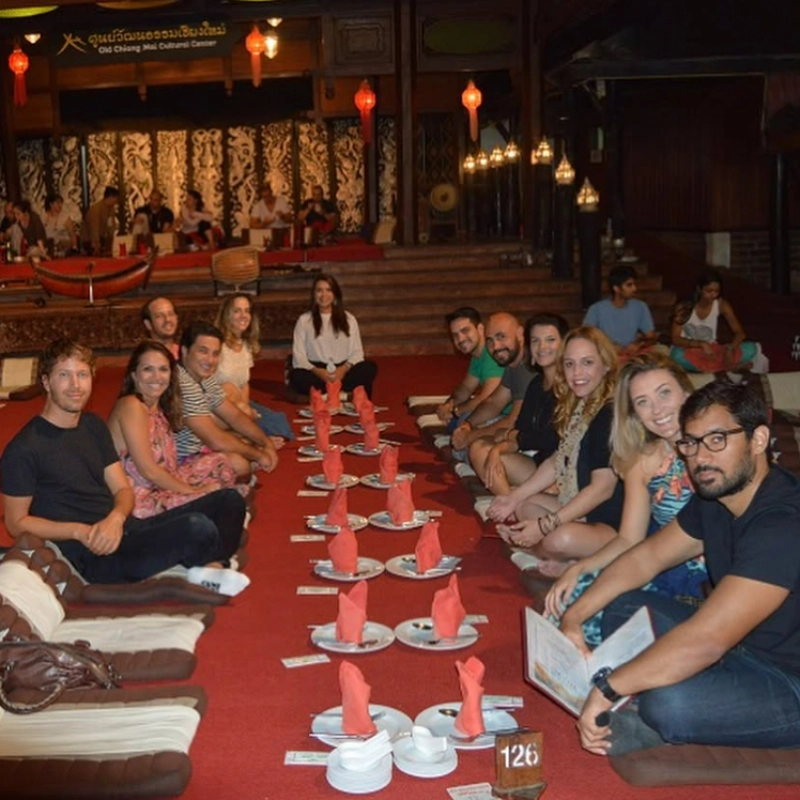 Encante-se com jantar khantoke e danças