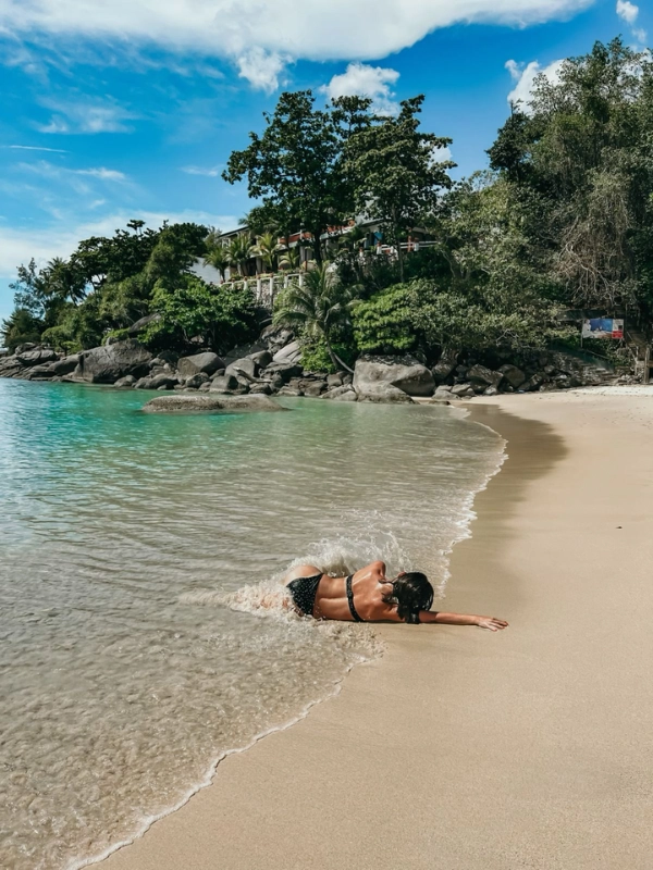 Kata Noi Beach encanta com águas cristalinas