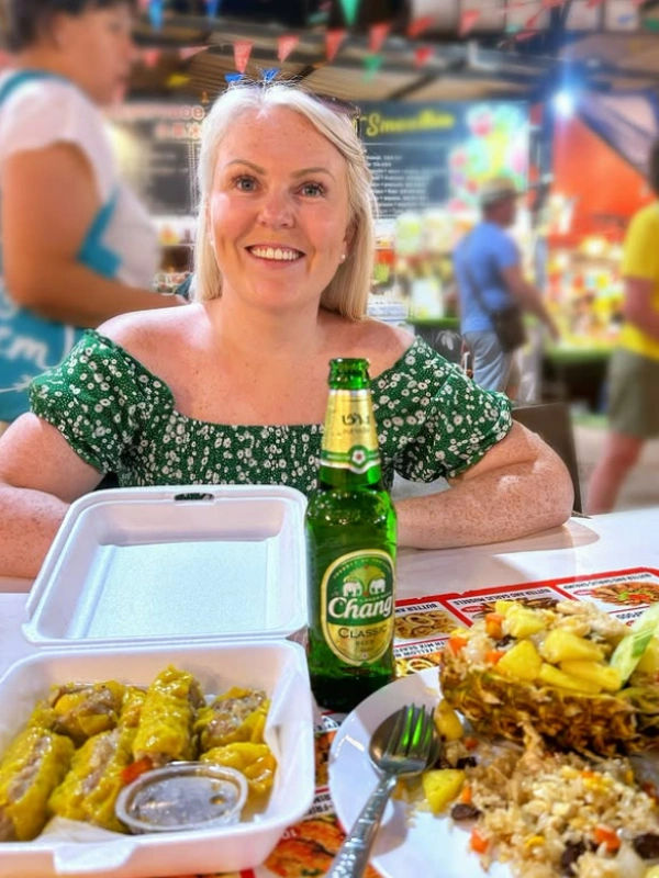 Kata Noi Beach oferece sabores e cerveja gelada