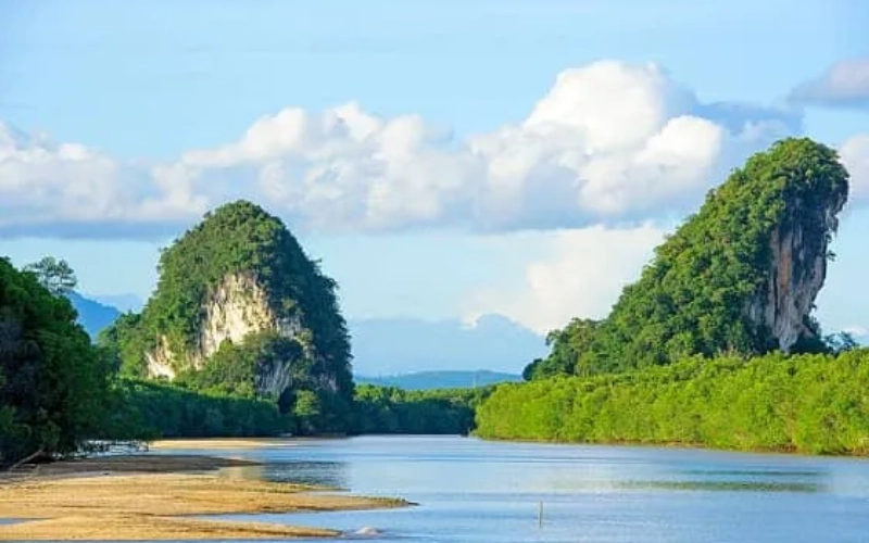 Khao Khanab Nam são morros icônicos na entrada de Krabi