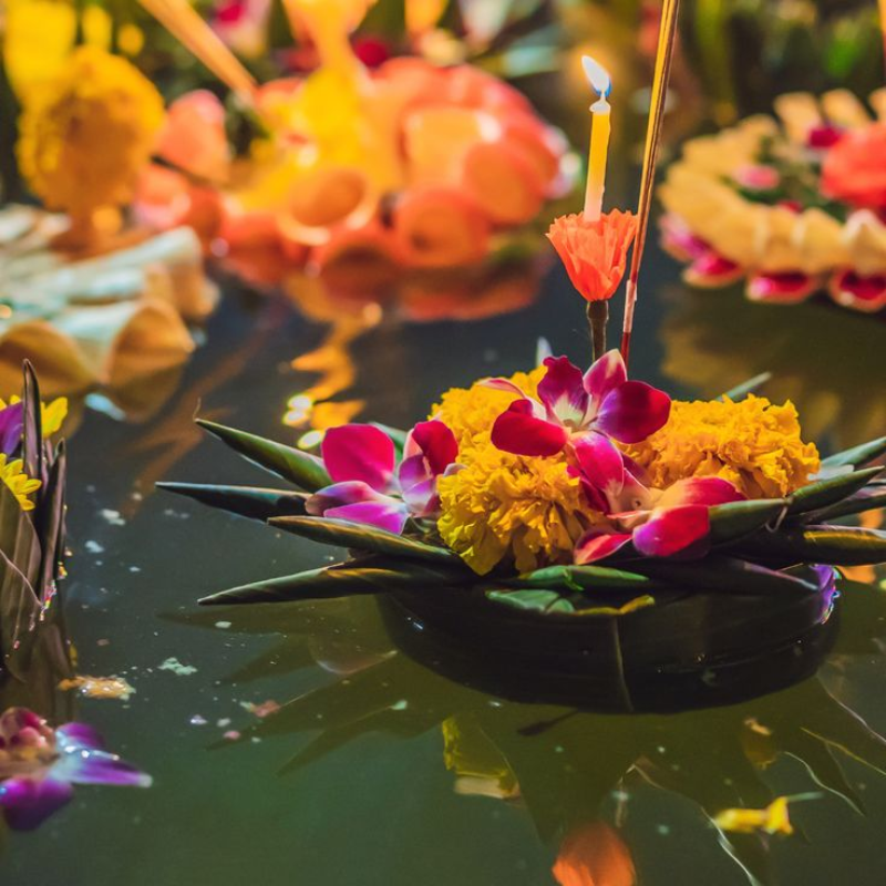 Krathong em forma de lótus simboliza pureza