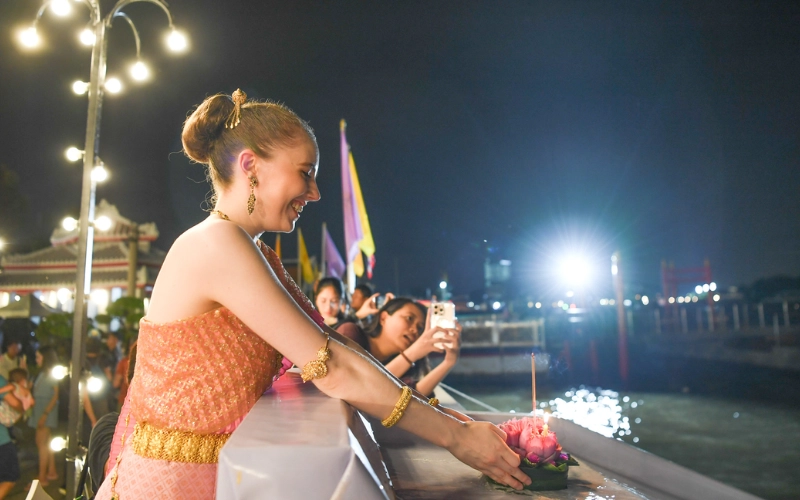 Krathong expressa gratidão e esperança por futuro