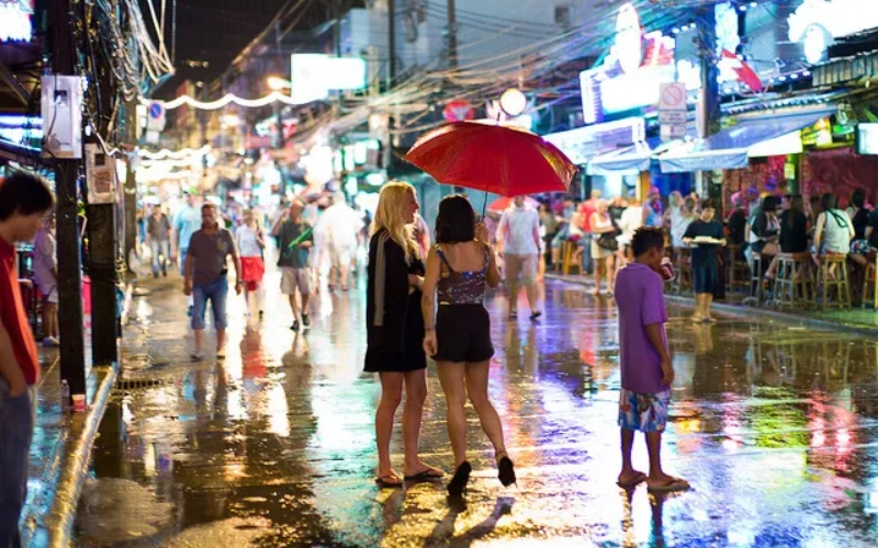 Leve guarda-chuva pois chuvas tropicais são comuns