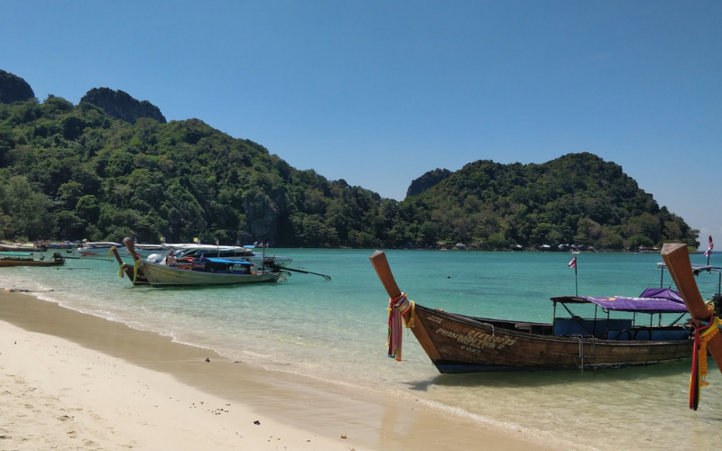 Loh Lana Bay mostra vistas calmas e tradições