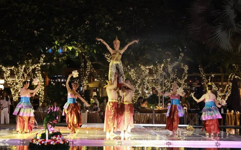Loy Krathong traz luzes música dança e alegria