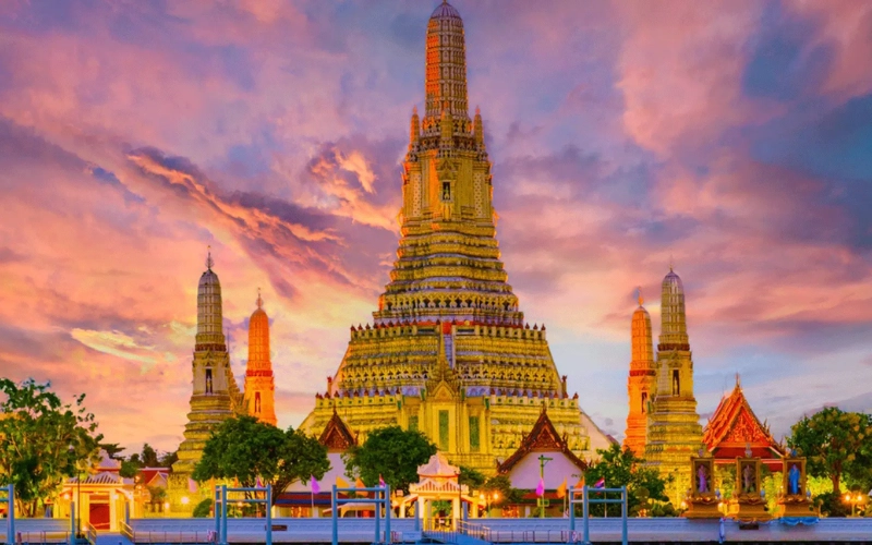 Marcos como o Wat Arun, em Bangkok, exemplificam esse legado espiritual