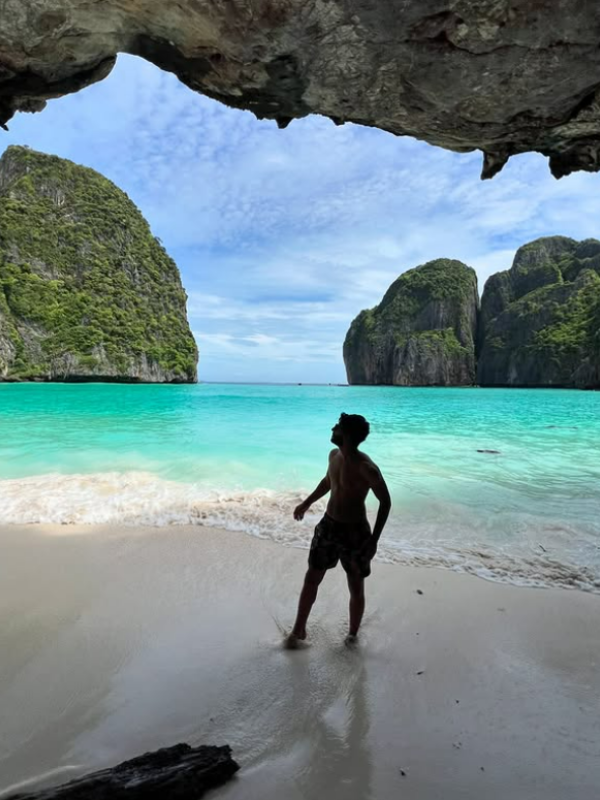 Maya Bay encanta com falésias e mar paradisíaco