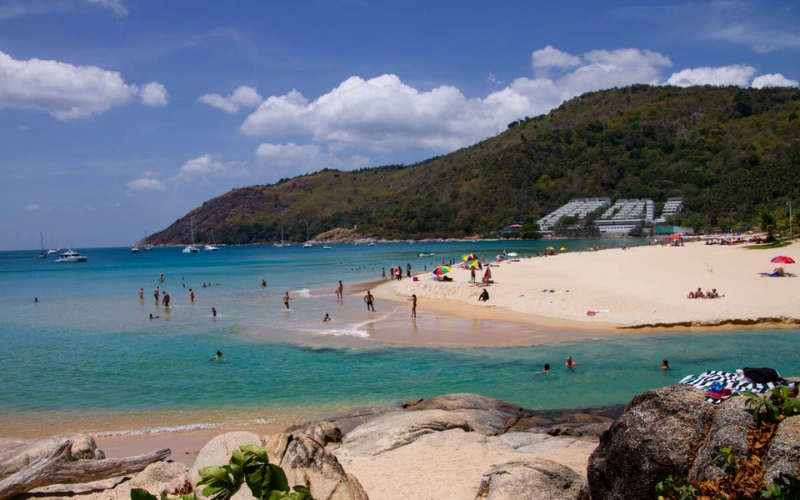 Nai Harn Beach tem águas calmas e areias douradas
