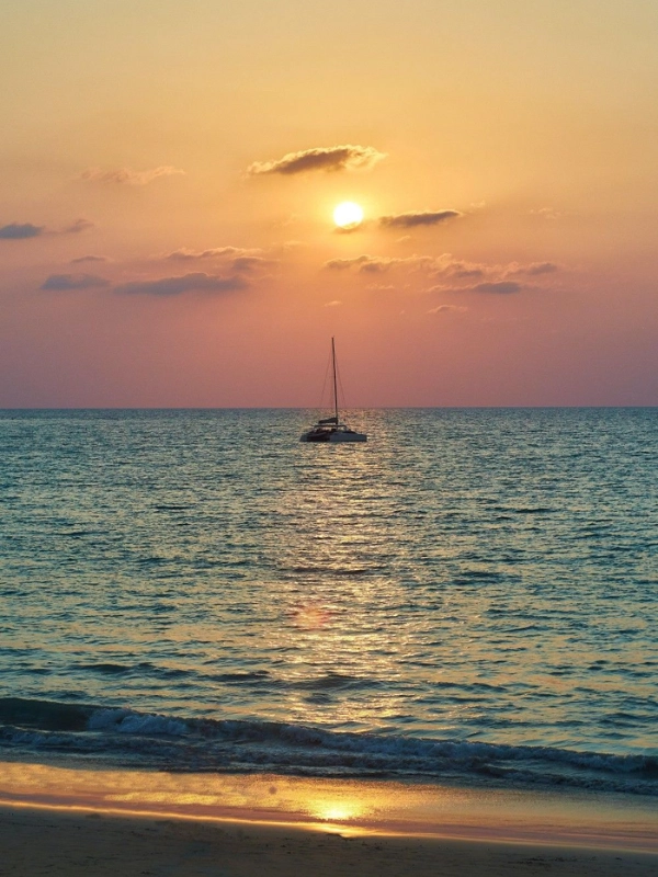 Naiyang Beach é conhecida pelo clima relaxante