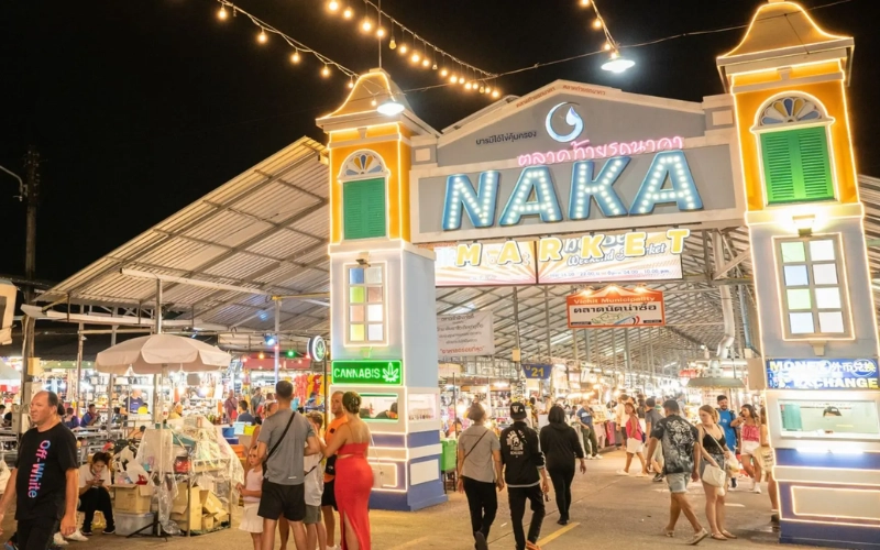 O Naka Weekend Market é um dos pontos de compras mais vibrantes de Phuket