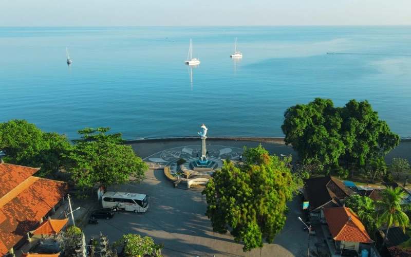 Os visitantes podem encontrar de tudo: das areias brancas de Gili, às raras areias rosas de Komodo, até as areias vulcânicas escuras da Praia de Lovina, em Bali