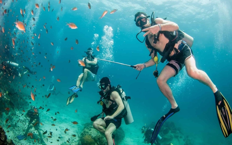 Os visitantes podem participar de atividades de mergulho em Koh Tao para vivenciar a magia e a beleza da praia