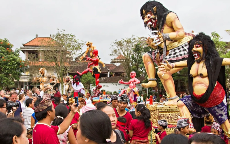 Participar do Festival Nyepi em Bali proporciona um dia de silêncio e reflexão