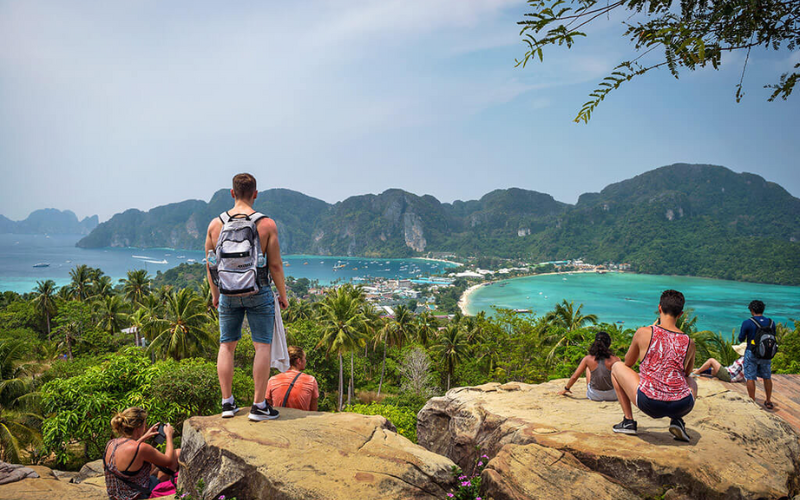 Phi Phi Viewpoint revela águas cristalinas e curvas