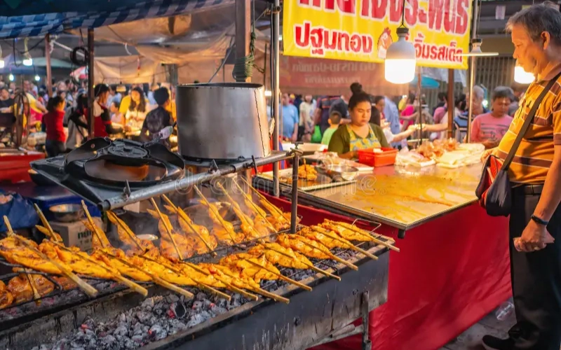 Prove comidas de rua durante Loy Krathong