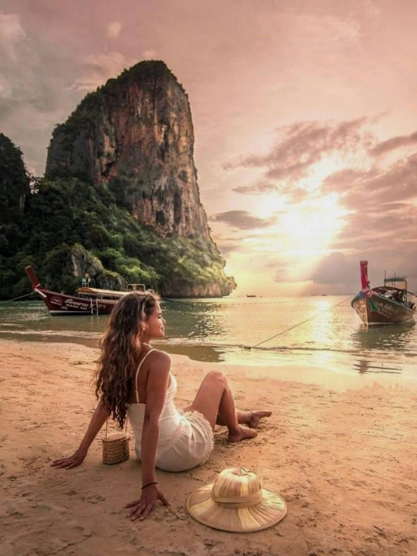 Railay Beach encanta com penhascos e águas cristalinas