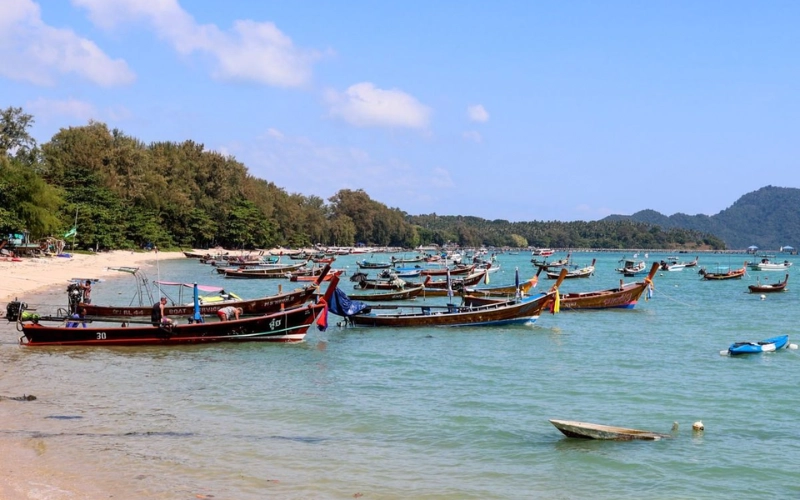 Rawai Beach oferece frutos do mar e longtail