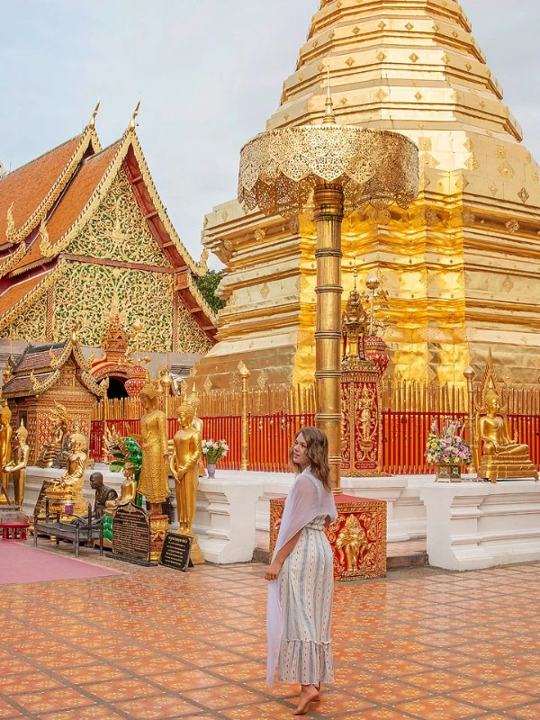 Retire sapatos antes de entrar em templos tailandeses