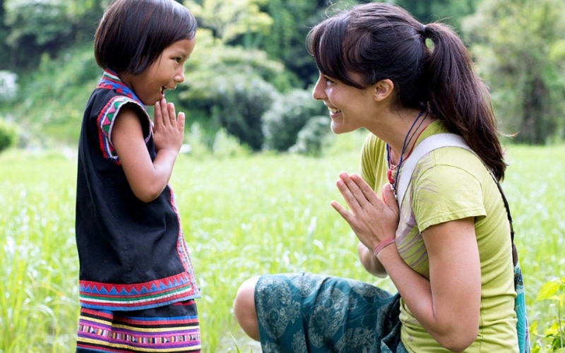 Retorne o wai e use frases simples em tailandês