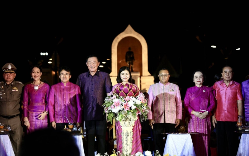 Roi Et encanta multidões com Loy Krathong