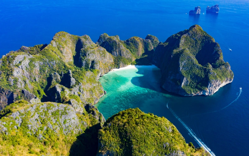 Se você é apaixonado por fotografia, o melhor é visitar Maya Bay ao nascer do sol