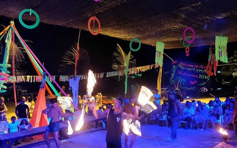 Shows de fogo na praia são hipnotizantes e únicos