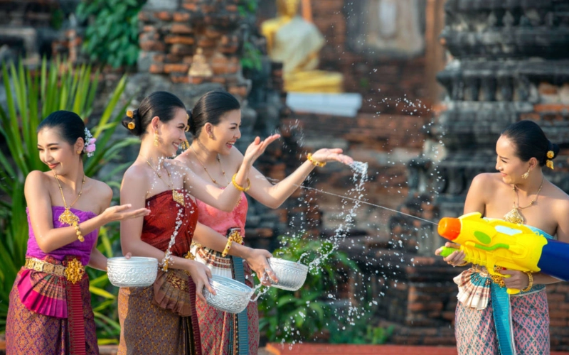 Songkran: festival de água vibrante e inesquecível do Ano Novo tailandês