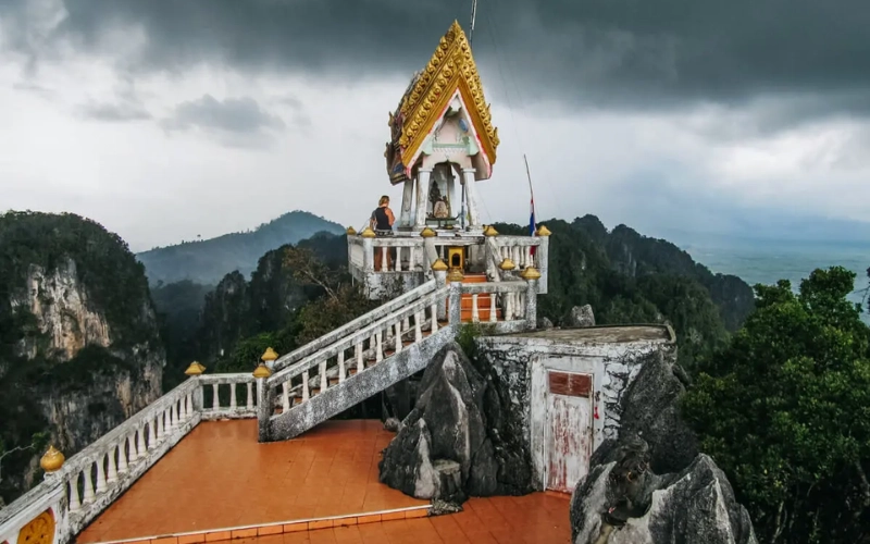 Suba 1260 degraus até Templo da Caverna do Tigre