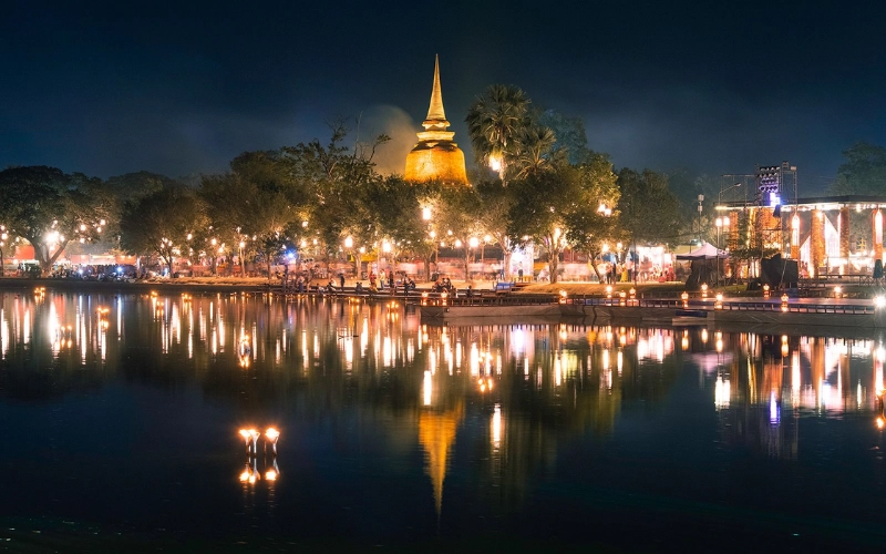 Sukhothai celebra Loy Krathong em cenário histórico