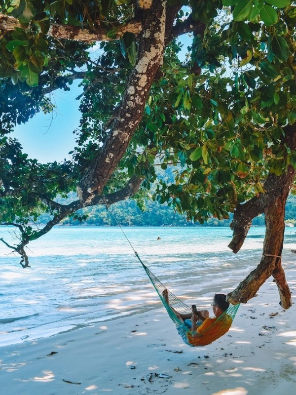 Surin Beach mostra areia branca e ambiente calmo