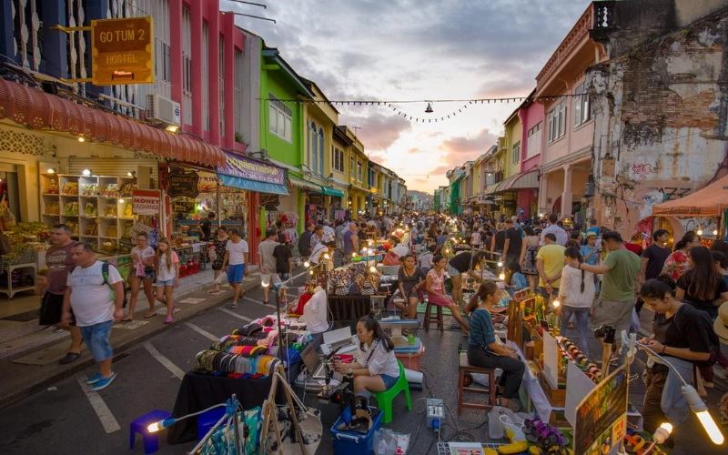 Thalang Road é o coração vivo da Cidade Antiga