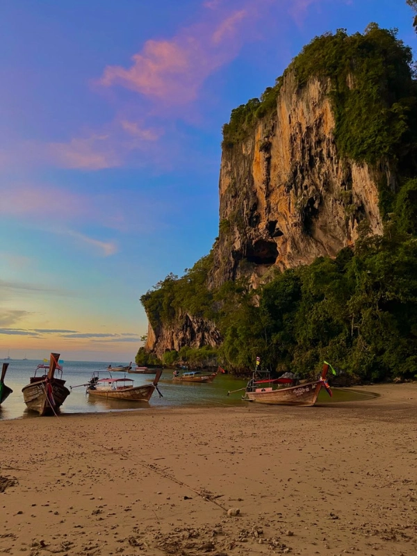Tonsai Beach cercada por penhascos e floresta densa