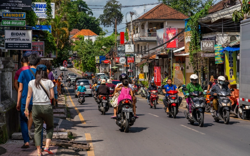 Trânsito – Bali: congestionamentos em Ubud e Seminyak; apps como Grab e Gojek têm restrições locais