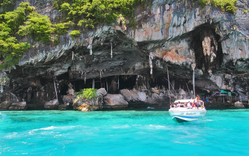 Vista da Viking Cave impressiona desde o barco
