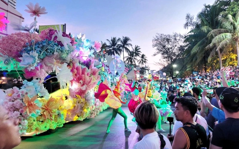 Abrindo a temporada com o desfile vibrante do Patong Carnival