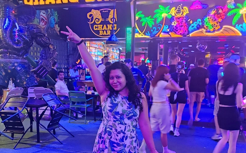 Céu dourado, mar tranquilo e a magia de um pôr do sol em Ao Nang