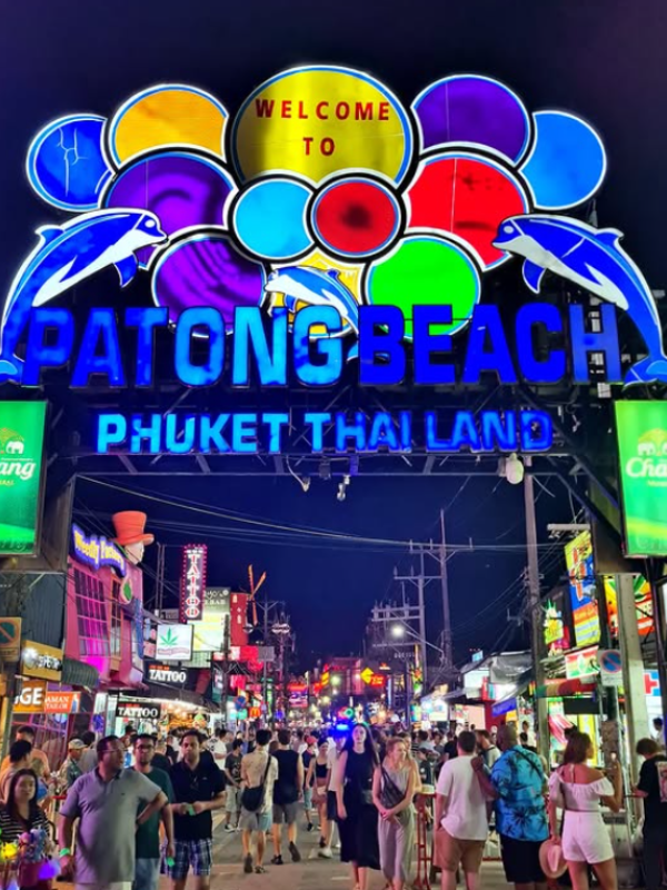 Bangla Road é vibrante à noite