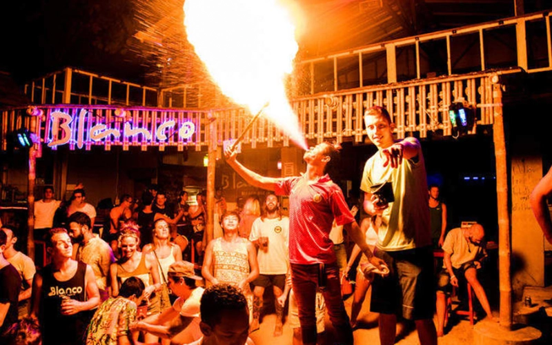 Bares de Phi Phi têm shows de fogo incríveis