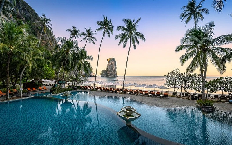 Centara Ao Nang Resort cinco estrelas com spa e praia
