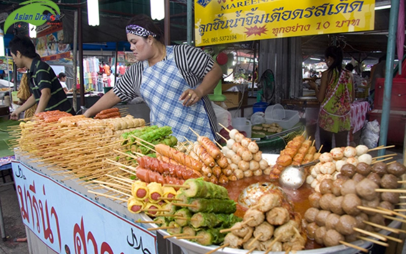 Comida de rua tailandesa é saborosa e autêntica