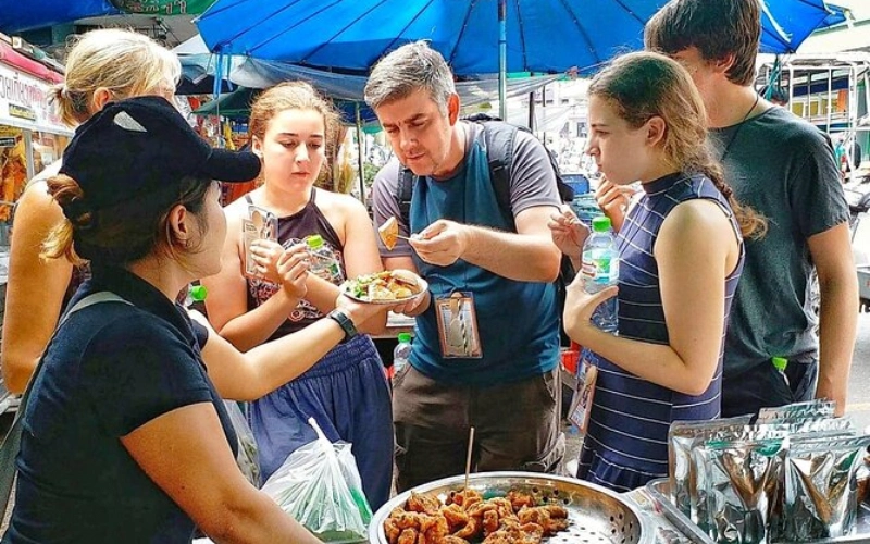 Descobrir a cultura tailandesa pela comida de rua