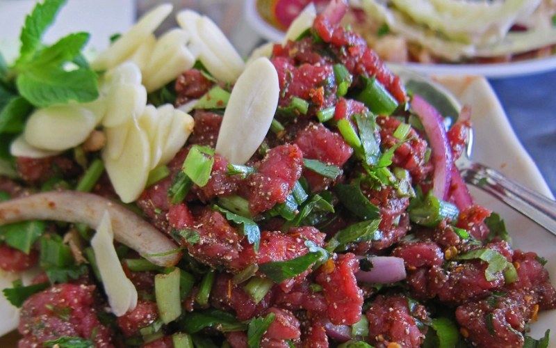 Experimente carne crua com pimenta