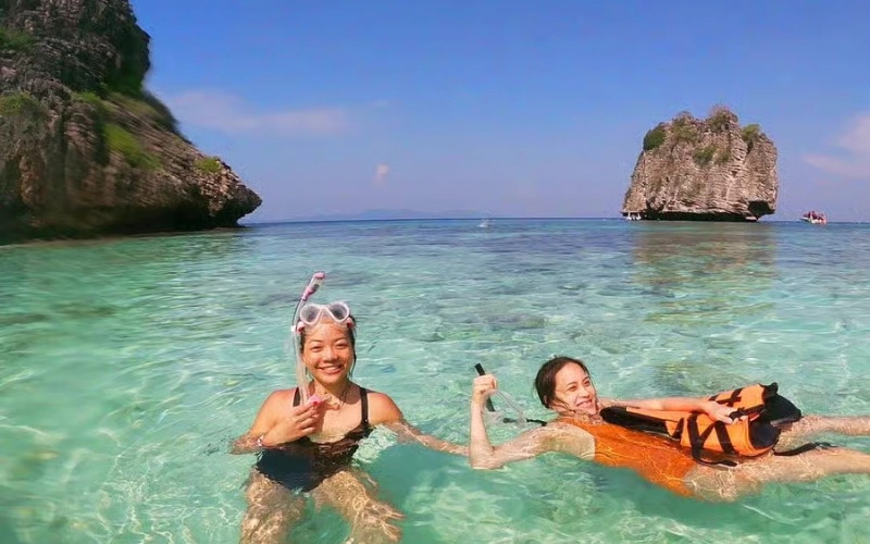 Experimente snorkeling para ver corais e peixes